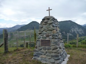 The memorial to John and Mary Halliburton with Te Kooti's Lookout behind